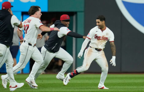Rocchio delivers 2-run double in 9th, Guardians rally to stun White Sox 7-6 and tighten AL Central
